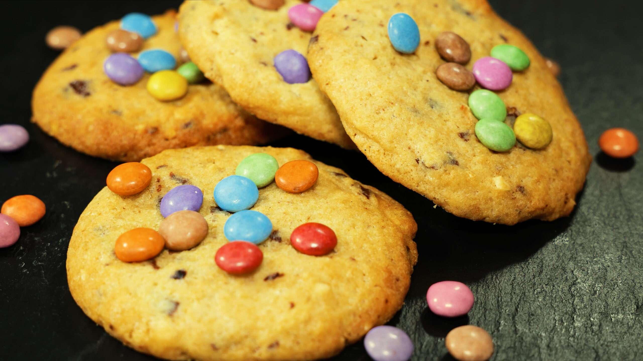 Cookies mit bunten Schokolinsen